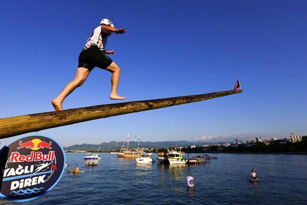 Yağlı direğin ucundaki Türk Bayrağına ulaşmak için mücadele ettiler