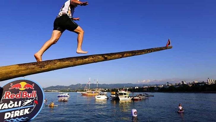 Yağlı direğin ucundaki Türk Bayrağına ulaşmak için mücadele ettiler