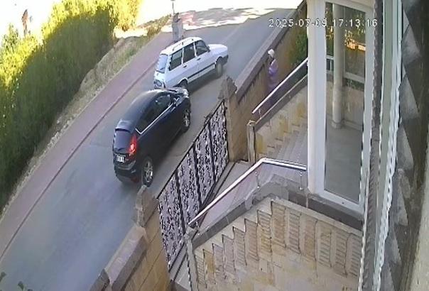 Aracıyla önünü kestiği otomobilin sürücüsünü darbetti; olay kamerada