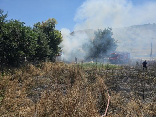 Tarladaki otları temizlemek için yakılan ateş evin odunluğunu yaktı