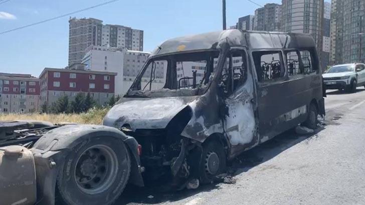 Esenyurt'ta servis minibüsü alev alev yandı