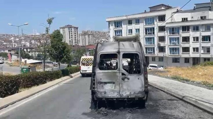 İstanbul- Esenyurt'ta servis minibüsü alev alev yandı