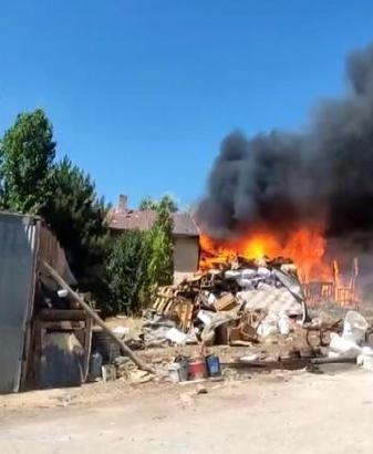 Müstakil evin bahçesinde biriktirilen atık malzemeler yandı