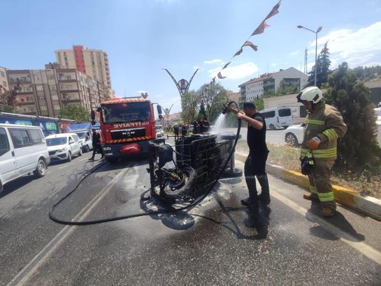 Seyir halindeki alev alan motosiklete ilk müdahaleyi orman işletme personeli yaptı