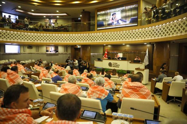 Böcek'in tutuklanmasının ardından gergin meclis