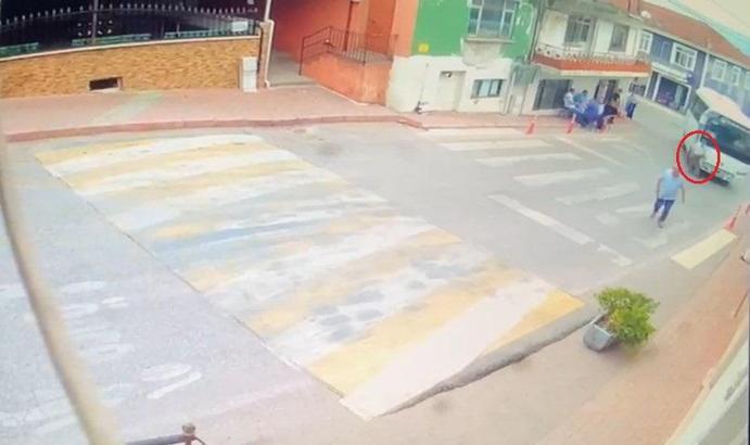 Midibüsün altına kalan yaya ağır yaralandı: O anlar kamerada