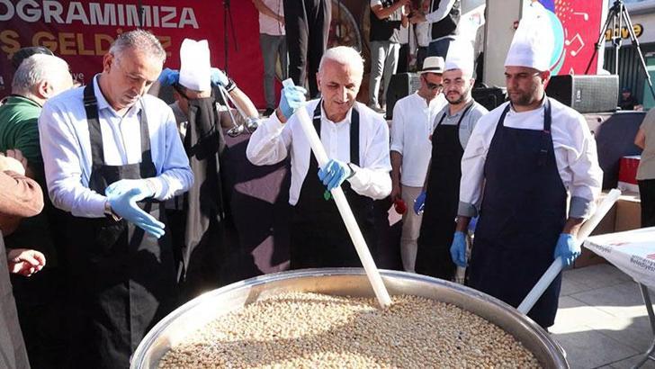 Ümraniye’de 20 bin kişiye aşure dağıtıldı