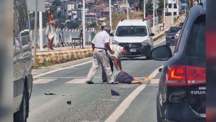 Motosiklet yolun karşısına geçmek isteyen yayaya çarptı: 2 yaralı