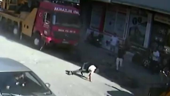 İstanbul- Bahçelievler'de kamyon lastiği tamir sırasında patladı; lastikçinin ayağı kırıldı