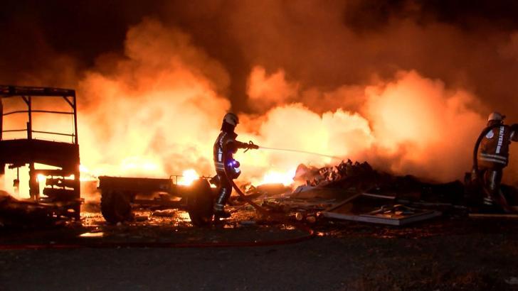 İstanbul- Eyüpsultan’da lastik deposu alev alev yandı