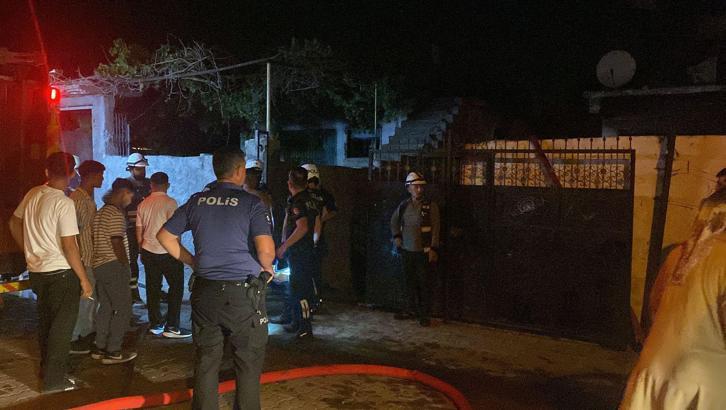 Babasının evini yaktı, alevler bir eve daha sıçradı; mahallelinin saldırdığı şüpheliyi polis kurtardı