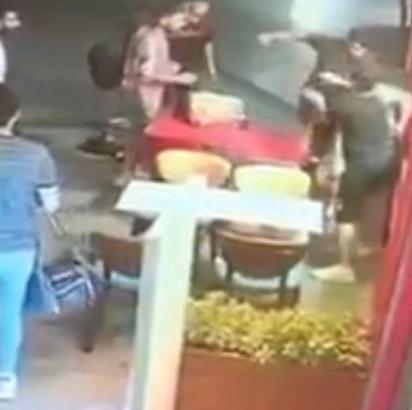 İstanbul - Kağıthane'de eski eşinin sosyal medyadan yayın yaptığı kişiye bıçakla saldırdı; o anlar kamerada