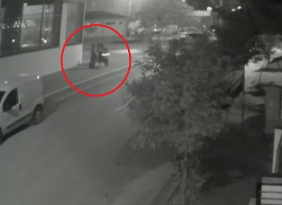 Motosikletli kapkaççılar kadını yerde sürükleyip, çantasını gasbetti