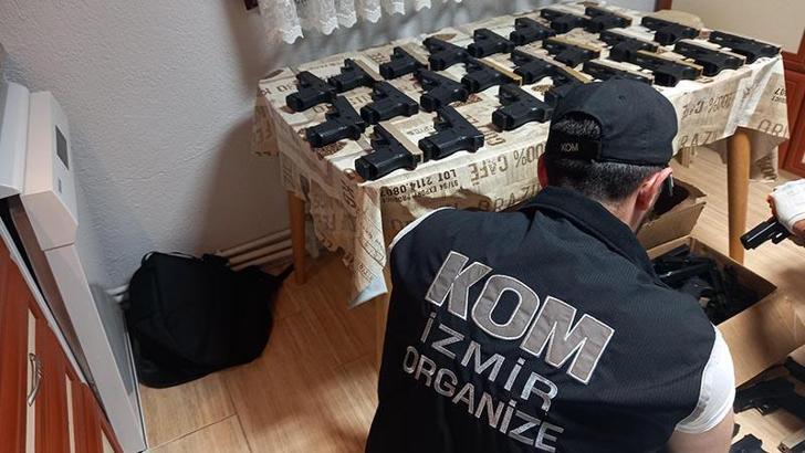 İzmir'de yasa dışı silah ticareti operasyonu; 9 tutuklama