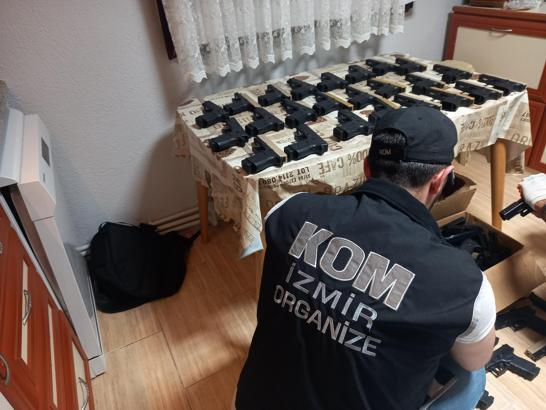 İzmir'de yasa dışı silah ticareti operasyonu; 9 tutuklama