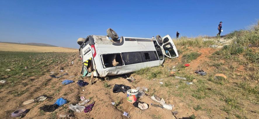 Tarım işçilerini taşıyan minibüs devrildi: 15 yaralı