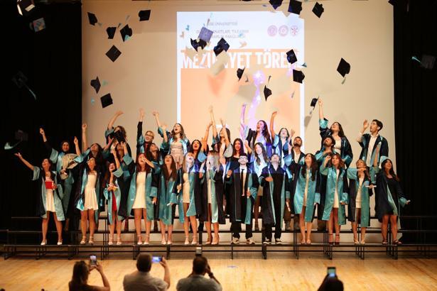 EÜ Güzel Sanatlar Tasarım ve Mimarlık Fakültesi mezunlarını törenle uğurladı