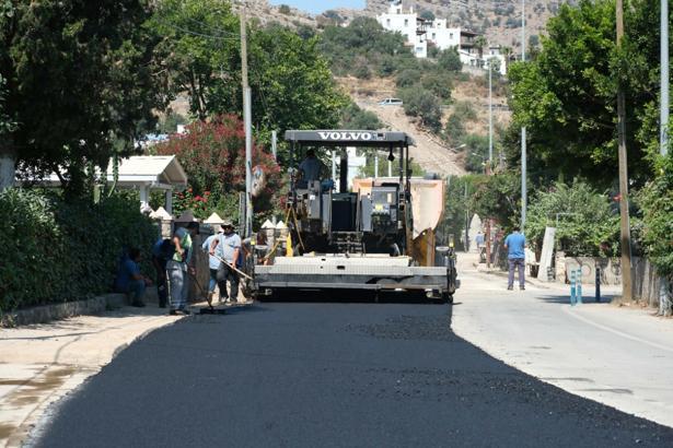 Bodrum'da cadde ve sokaklarda asfaltlama çalışması