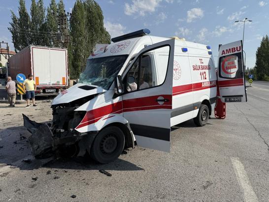 Ankara'da TIR ile ambulans çarpıştı: 5 yaralı