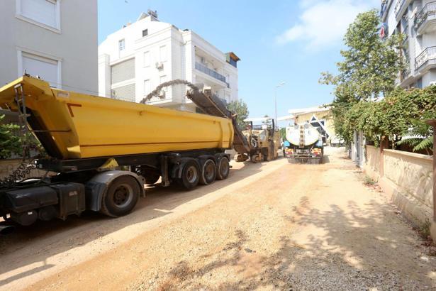 Yeni Emek'te 5 sokakta yol yenileme çalışması