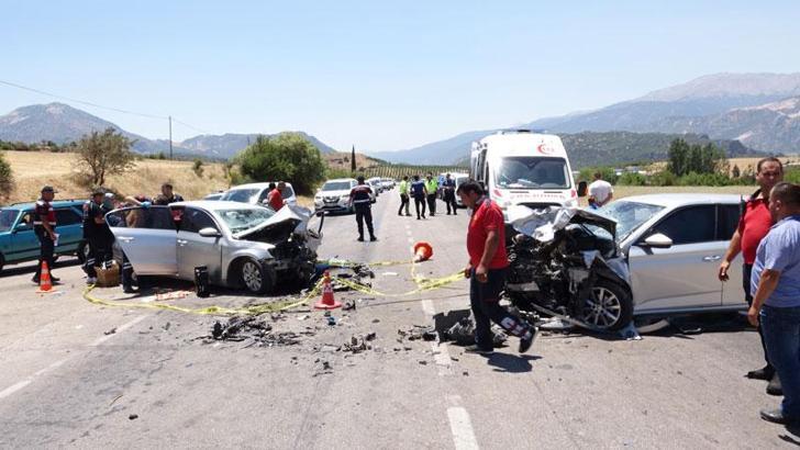 İki otomobil kafa kafaya çarpıştı: 1 ölü, 9 yaralı