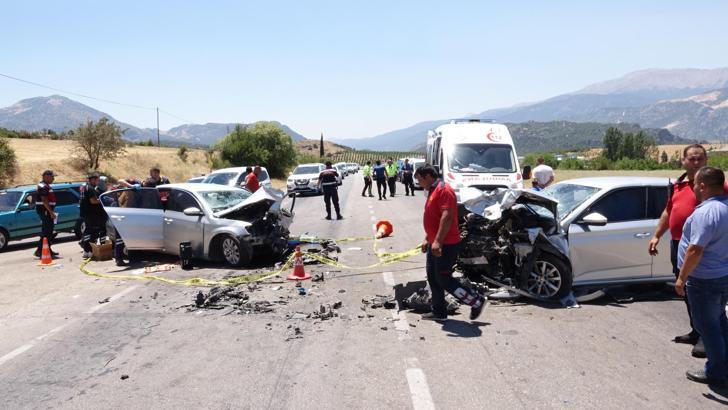 İki otomobil kafa kafaya çarpıştı: 1 ölü, 9 yaralı