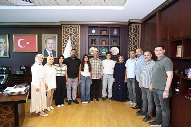 Sultangazi'de LGS'de birinci olan iki öğrenci, Abdurrahman Dursun’u ziyaret etti