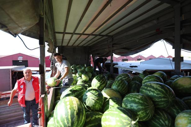 Kayseri’de ihtiyaç sahiplerine 17 ton karpuz dağıtıldı
