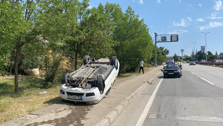 Devrilen otomobilin sürücüsü yaralandı