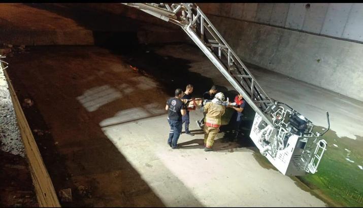 Devrilen motosikletten kanala düşen kişiyi itfaiye kurtardı