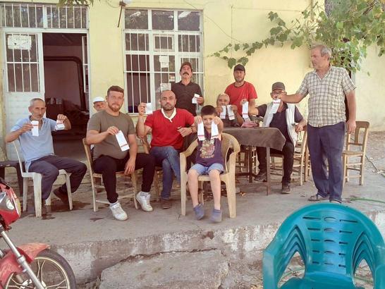 Ödemiş'teki yangından etkilenen mahallede su sayaçlarının okunmasına tepki