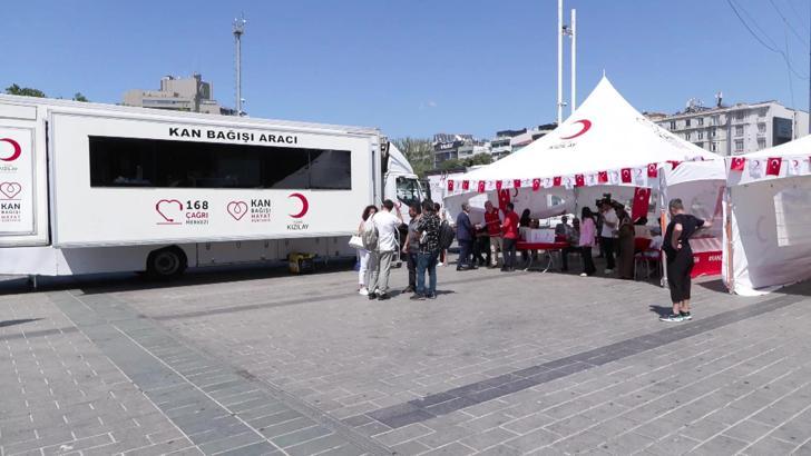 İstanbul- Taksim Meydanı'nda 15 Temmuz Şehitleri anısına kan bağışı kampanyası başlatıldı