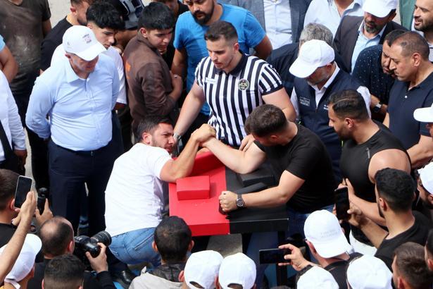 Oto sanayide, çırak, kalfa ve ustalar bilek güreşinde yarıştı