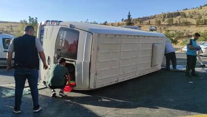 Şanlıurfa’da otomobil ile servis minibüsü çarpıştı: 13 yaralı