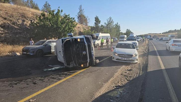 Şanlıurfa’da otomobil ile servis minibüsü çarpıştı: 13 yaralı