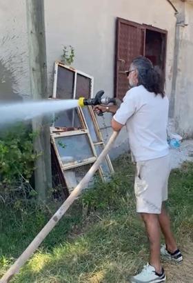 Oyuncu Kenan Çoban, Çanakkale'de çıkan yangına müdahale etti