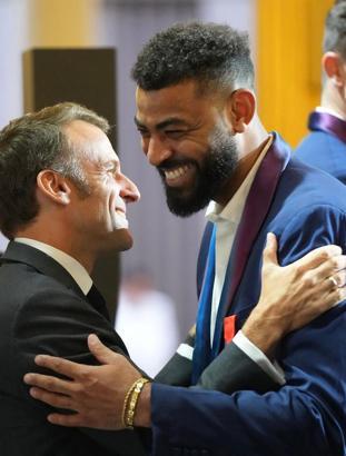 Fenerbahçe’nin olimpiyat şampiyonu Fransız voleybolcuları Macron tarafından ödüllendirildi