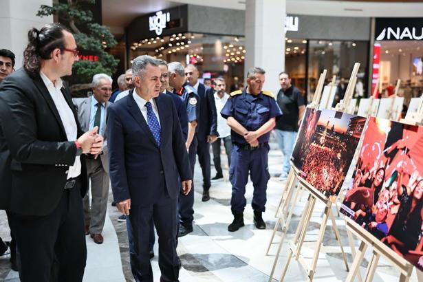 İzmir’de '15 Temmuz' konulu fotoğraf sergisi açıldı