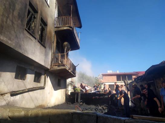 Yangında 3 ev kullanılamaz hale geldi