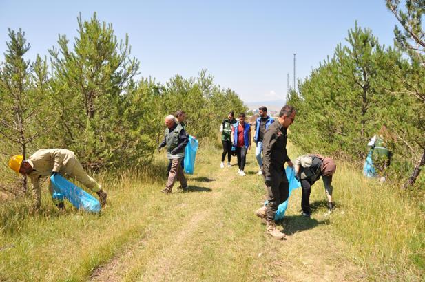 Yangınlara karşı farkındalık oluşturmak için ormanda çöp topladılar