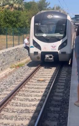 İstanbul- Bakırköy'de raylarda duran yavru kediyi fark eden makinist treni durdurdu