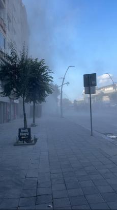 İstanbul- Zeytinburnu'nda kontrollü yıkım sırasında caddeden geçenler kıl payı kurtuldu; çökme anı kamarada