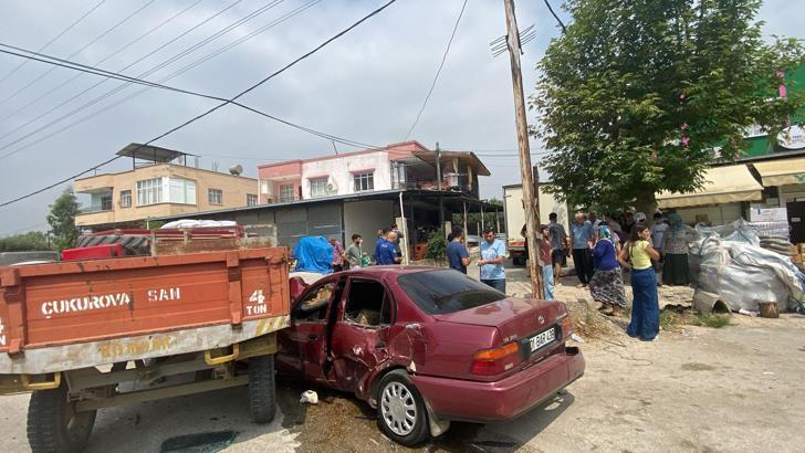 Kozan'da otomobil traktöre çarptı: 2 yaralı