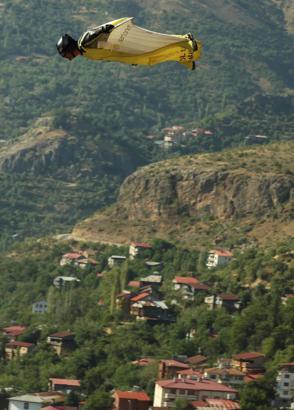 Hızı 220 kilometreye ulaşan wingsuit atlayışı nefes kesti