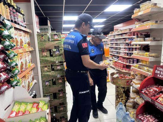 Büyükşehir Belediyesi zabıta ekipleri, marketlerde denetim gerçekleştirdi