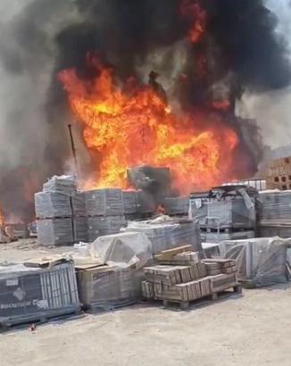 Ankara'da fayans deposu yandı