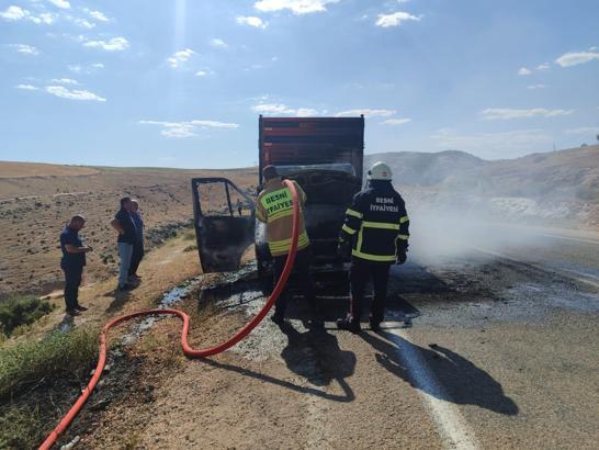 Arızalı araç taşıyan çekici yandı