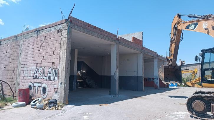 Batman’da yolu tıkayan kaçak bina yıkıldı