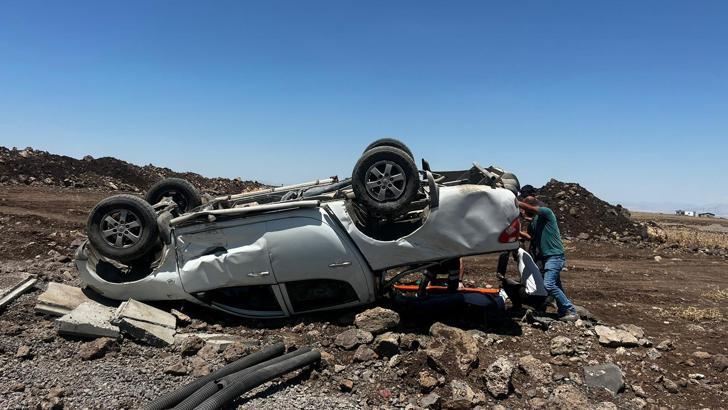 Diyarbakır’da rögar çukuruna girerek ters dönen kamyonetin sürücüsü yaralandı