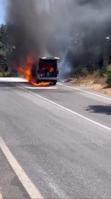 İstanbul- Maltepe'de hafif ticari araç alev alev yandı